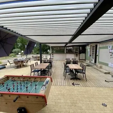 Zecamping 4 Familial Animaux Acceptes Parc Aquatique Et Restaurant Loupiac
