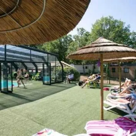 Zecamping 4 Familial Animaux Acceptes Parc Aquatique Et Restaurant シャレー