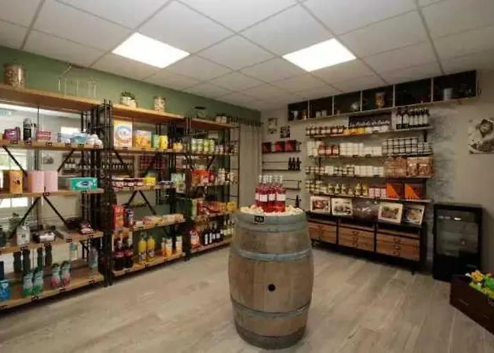 Zecamping 4 Familial Animaux Acceptes Parc Aquatique Et Restaurant Loupiac (Lot)